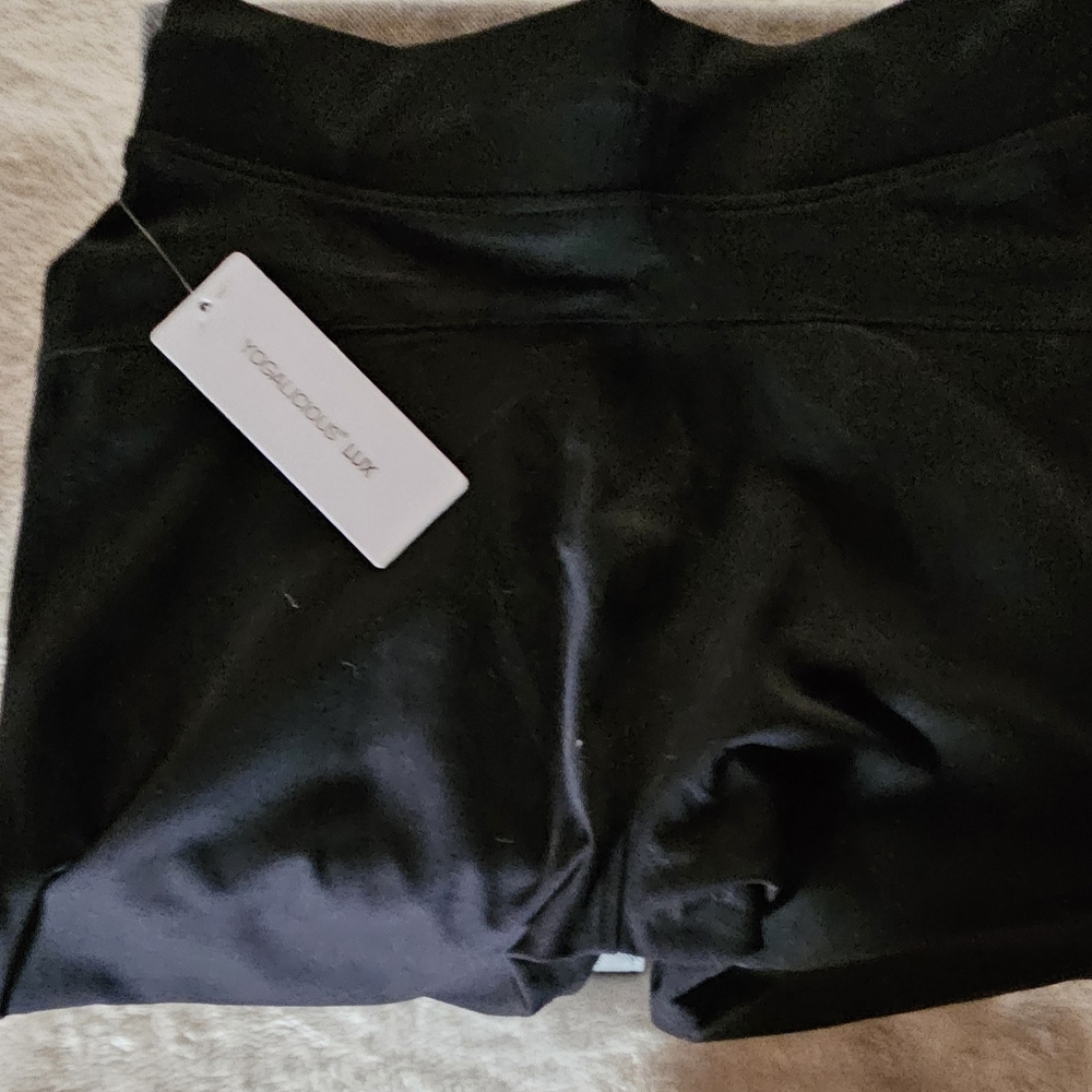 Sleek Black Leggings - Picture 5 of 7